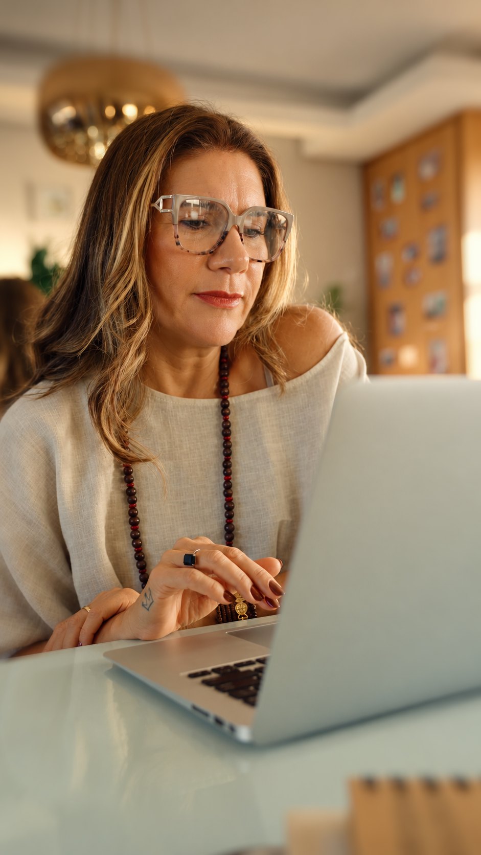 Vanessa diante do notebook, num encontro online